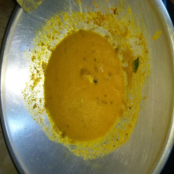 Tuang sedikit air, aduk rata dan didihkan.