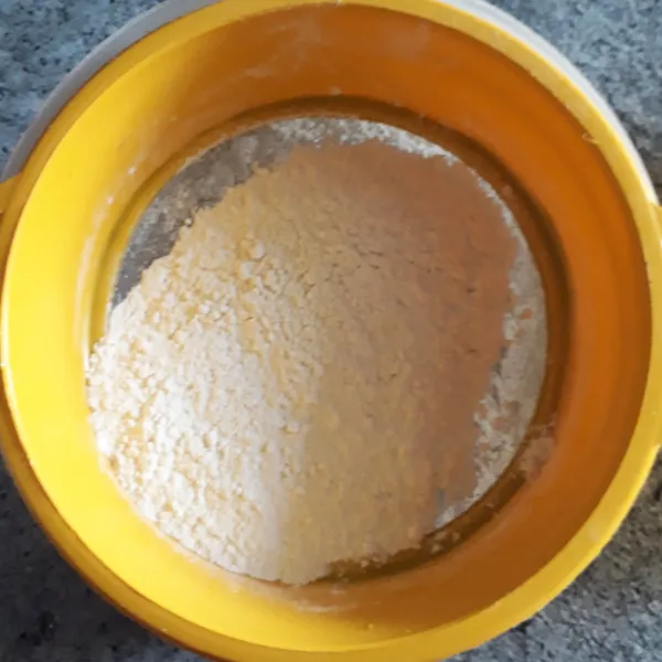 Ayak tepung terigu bersama garam, vanili bubuk dan baking powder.