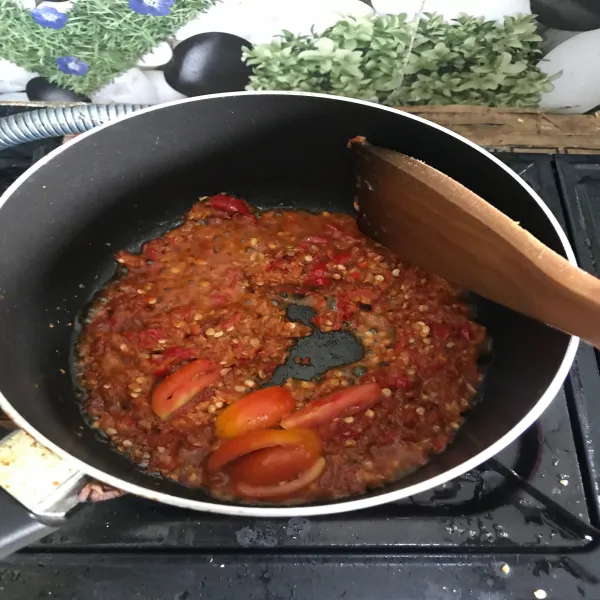Tumis bumbu halus hingga harum, tambahkan potongan tomat.