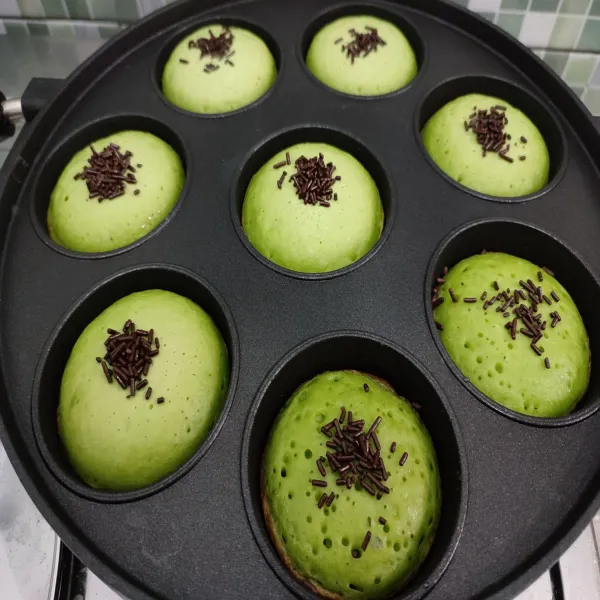 Taburi dengan meses, tutup cetakan, masak hingga matang, dengan api kecil.