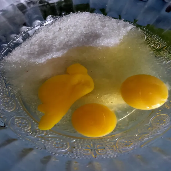 Siapkan mangkuk, masukkan telur dan gula pasir, kocok lepas hingga gula larut.