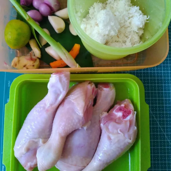 Siapkan bahan. Cuci bersih ayam, lalu lumuri dengan garam dan air jeruk nipis. Diamkan kurang lebih selama 30 menit.