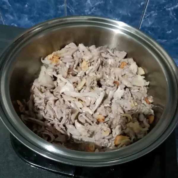 Kemudian masukkan ayam. Aduk.