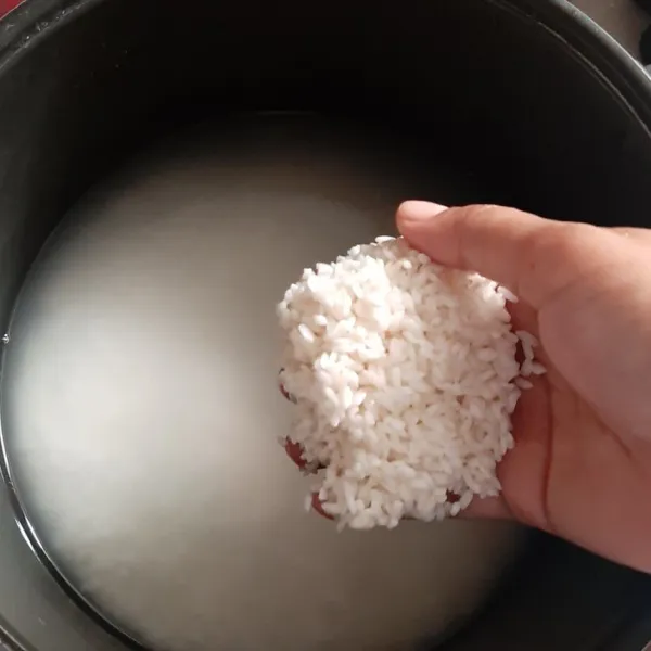 Cuci beras hingga bersih, letakkan dalam wadahnya.