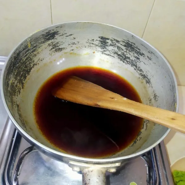 Cairkan gula merah dan air.