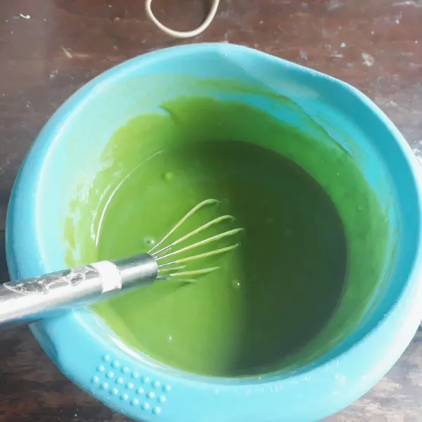 Tambahkan air suji sedikit demi sedikit ke dalam tepung sambil diaduk dengan whisk.