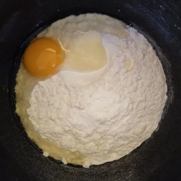 Campurkan tepung terigu, telur, baking powder dan soda kue, aduk rata.