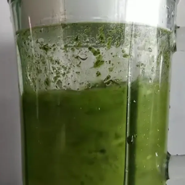 Blender daun pandan dengan air 140 ml.