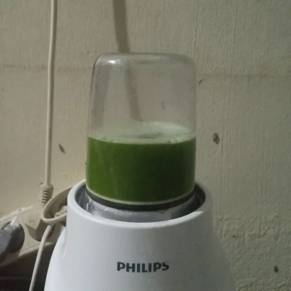 Blender pandan dan air hingga halus, saring.