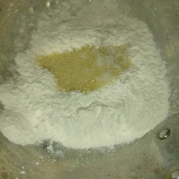 Lapisan pandan : siapkan panci atau wajan, masukkan tepung beras, tepung sagu, gula pasir dan garam.