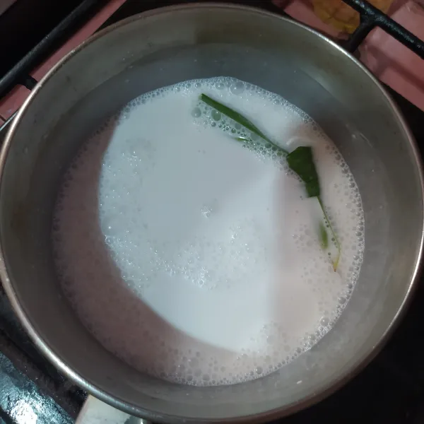 Buat lapisan putih : campur tepung beras, santan, air dan garam. Masak diatas api kecil sampai mengental.