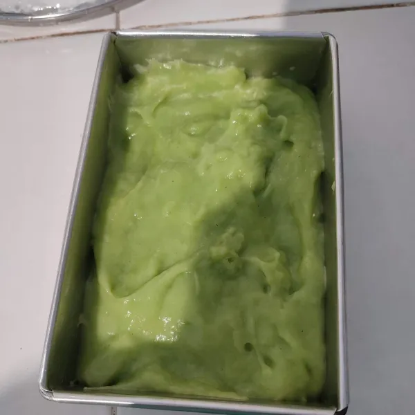 Tuang kedalam cetakan, ratakan. Sebelumnya cetakan dioles dengan minyak supaya mudah saat mengeluarkan.