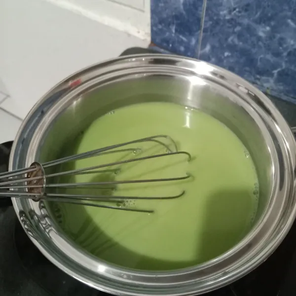 Lalu tuang susu cair. Kemudian nyalakan kompor dengan api sedang cenderung kecil. Masak sambil terus diaduk sampai mendidih.