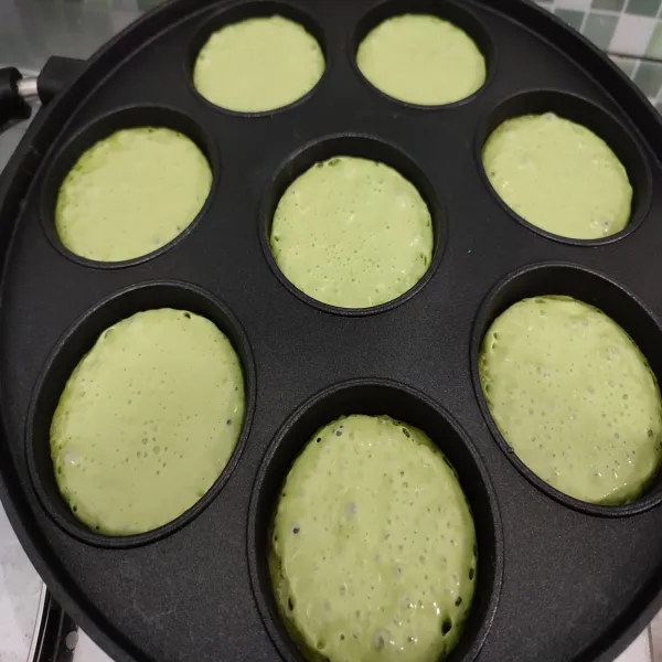 Panaskan cetakan, isi cetakan dengan adonan serabi.