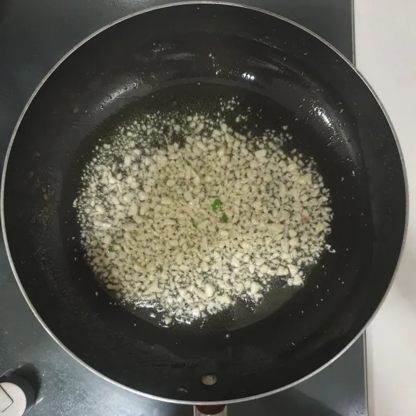 Panaskan minyak zaitun, tumis bawang putih hingga harum.