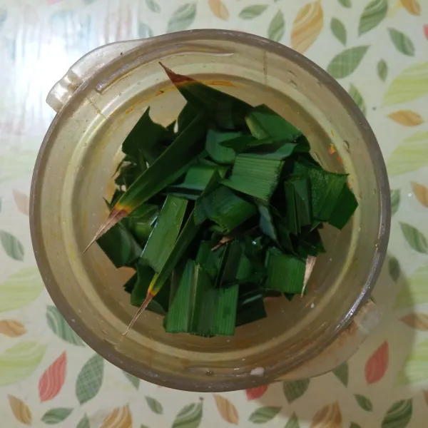 Potong-potong kecil daun pandan dan daun suji, kemudian blender sampai halus.