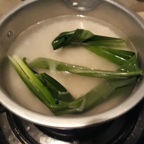 Cuci bersih beras putih. Rebus bersama daun pandan.