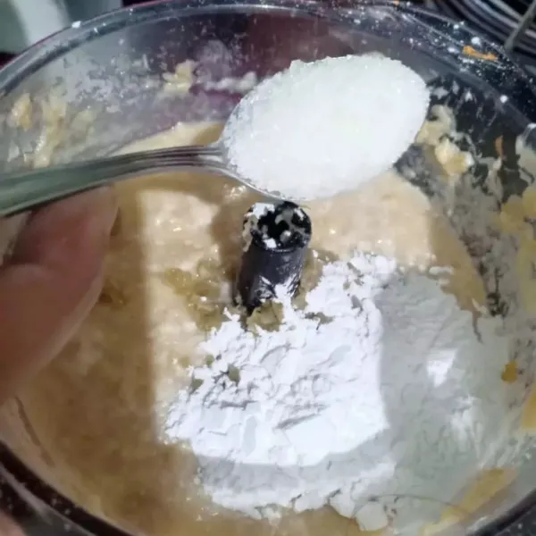 Masukkan gula pasir, tepung terigu dan susu bubuk ke dalam blenderan pisang yang sudah dihaluskan. Aduk rata sampai merata dan tekstur tidak menggumpal.