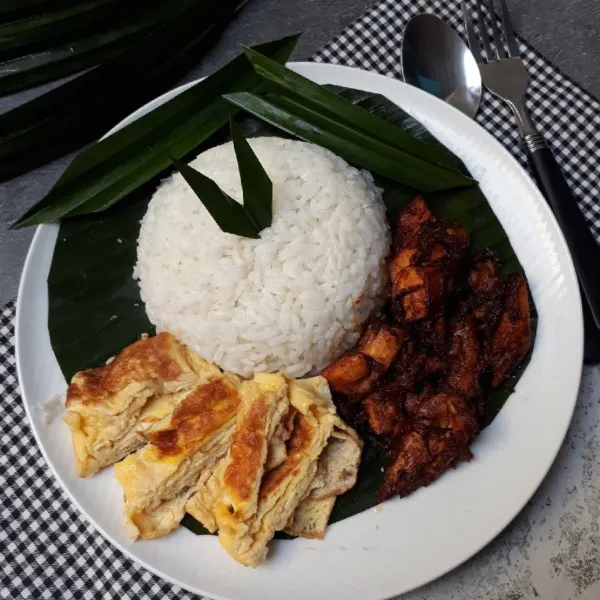 Sajikan nasi pandan bersama lauk dadar telur dan ayam suwir kecap.