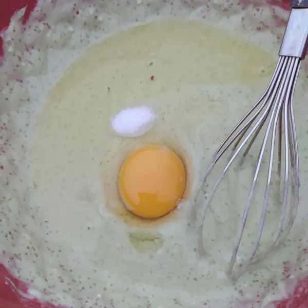 Masukkan telur, garam, gula pasir dan margarin leleh. Aduk sampai rata. Diamkan selama 20 menit.