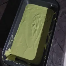 Siapkan loyang, olesi dengan margarin, lalu ratakan. Panggang di suhu 180 drajat celcius selama 45 menit atau sampai matang.