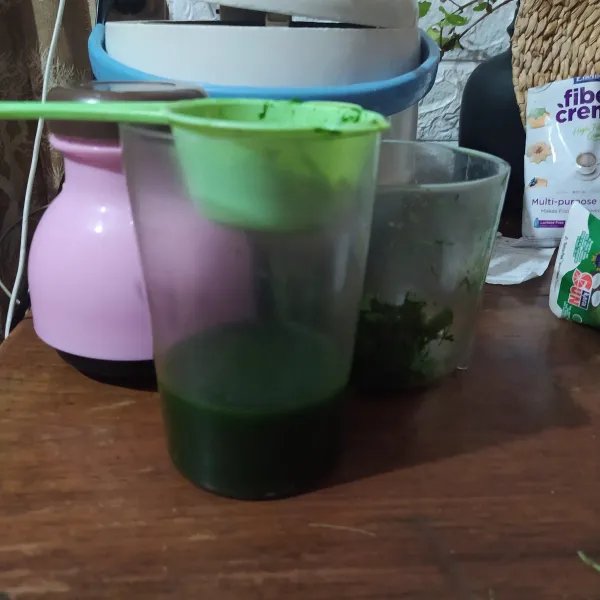 Potong-potong daun suji dan pandan, lalu blender bersama air. Saring lalu takar sebanyak 350 ml.