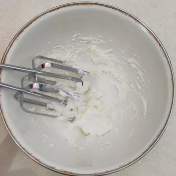 Whiepped Cream : campur semua bahan whipped Cream, mixer hingga mengembang dan kaku, lalu sisihkan.