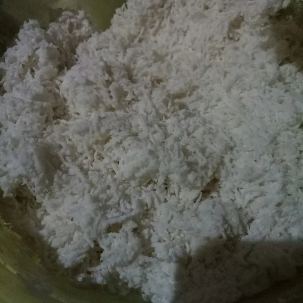 Di wadah lain, campur tepung beras dan kelapa parut hingga rata.