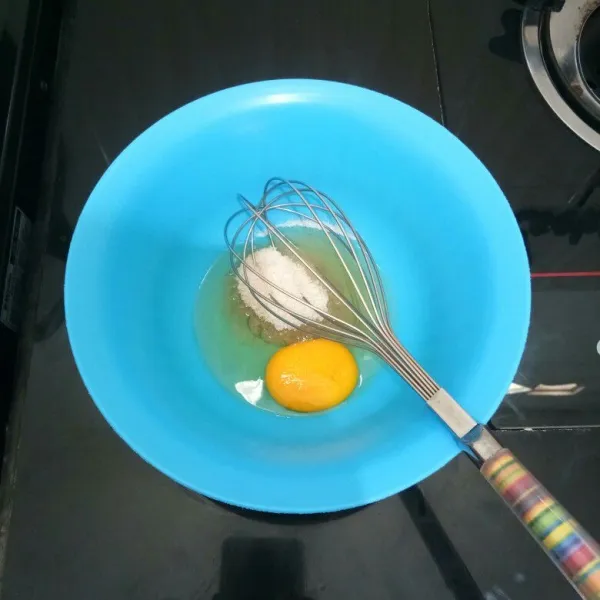 Kocok telur dan gula pasir dengan whisk hingga gula larut.