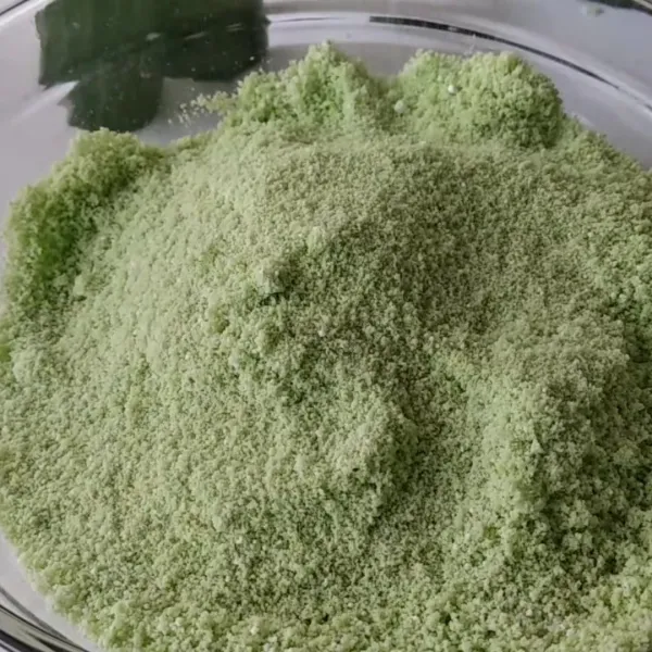 Campur tepung beras yang sudah dikukus dengan air pandan.