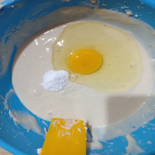 Tambahkan telur dan baking powder. Aduk dengan spatula.