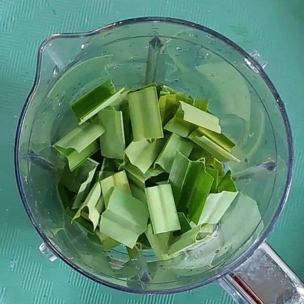 Siapkan daun pandan dan daun suji. Cuci bersih, potong-potong, masukkan ke dalam blender.