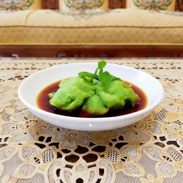 Hias sesuai selera dan sajikan bersamaan kuah gula merah.