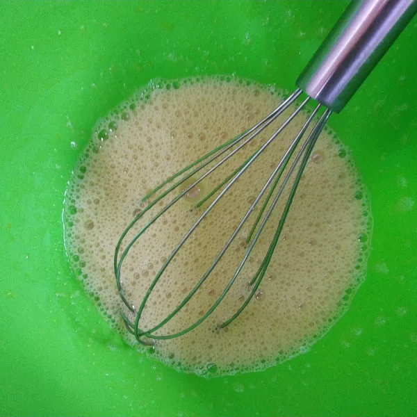 Kocok menggunakan whisk telur, gula dan madu sampai agak mengembang dan gula larut.