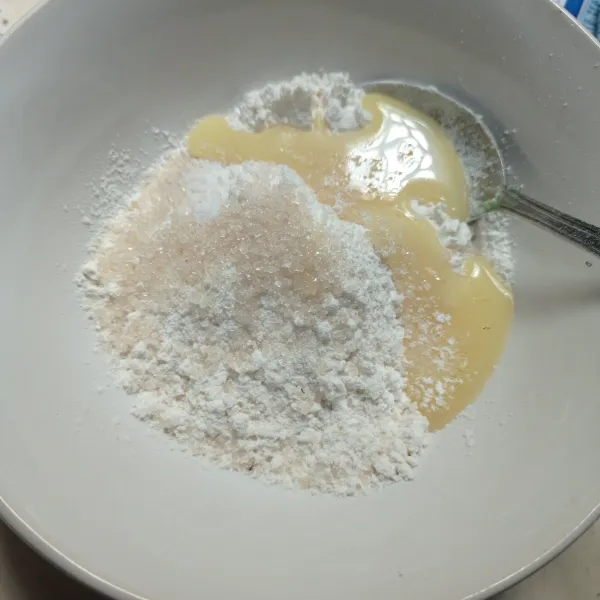 Campur tepung terigu, gula pasir, garam dan susu kental manis ke dalam wadah.