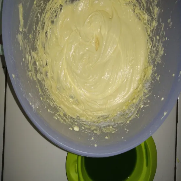 Mixer margarin hingga berwarna pucat. Masukkan gula, vanili, dan telur. Mixer kembali hingga adonan mengental. Masukkan tepung terigu. Aduk hingga tercampur rata.