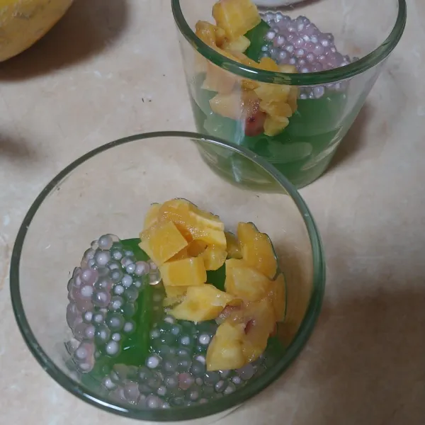 Tuang jelly pandan, nangka, sagu mutiara di dalam gelas.