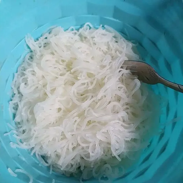 Remuk-remukkan bihun lalu rendam dalam air panas mendidih hingga mengembang kemudian angkat dan tiriskan.