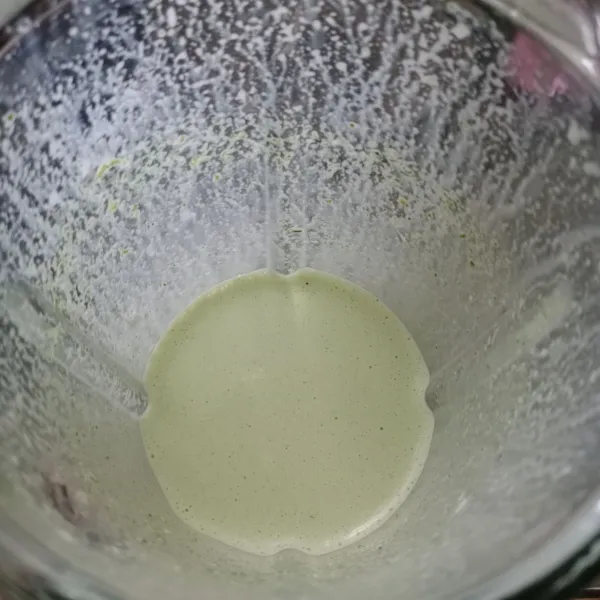 Blender susu cair dan daun pandan, kemudian saring. Gunakan 200 ml saja.