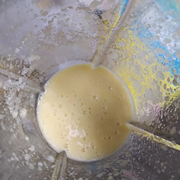 Blender nanas bersama air matang dan gula pasir hingga halus.