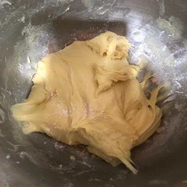Campur semua bahan roti jadi satu (kecuali mentega dan garam). Aduk hingga rata, lalu masukkan bahan biang. Uleni hingga setengah kalis, lalu tambahkan mentega dan garam. Uleni hingga kalis elastis.