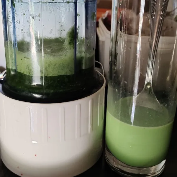 Blender pandan dengan air lalu ambil 50 ml air daun pandan, tambahkan dengan 50 ml susu cair, aduk rata.