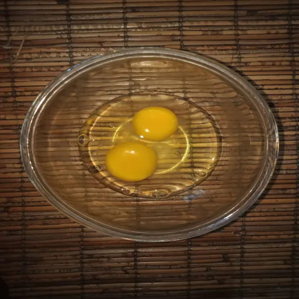 Pecahkan dua butir telur.