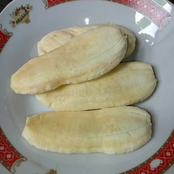 Kupas pisang dan gapit/ cepit hingga pipih.