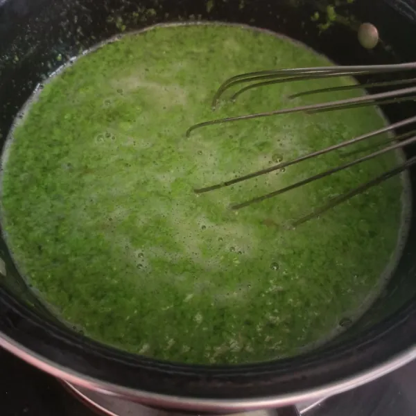 Masak dengan api kecil sampai mendidih, setelah mendidih, aduk pelan pakai whisk, supaya motif lumut rata.