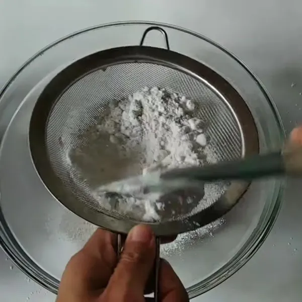 Campur tepung beras dengan 60 ml air, saring dengan saringan kawat.