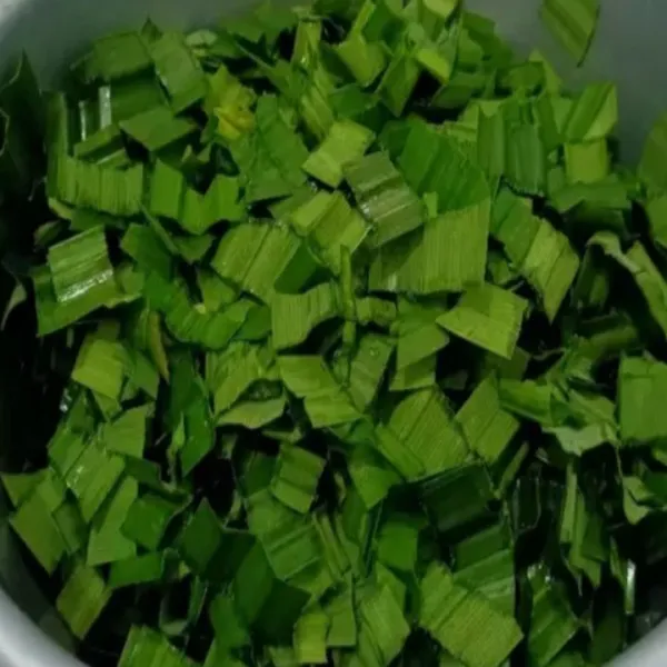 Gunting daun suji dan daun pandan lalu blender dengan 250 ml air.