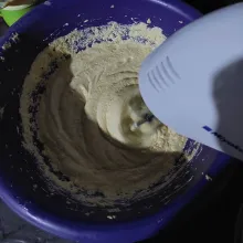 Selanjutnya masukkan telur dan ovalet, mikser sampai adonan pucat.