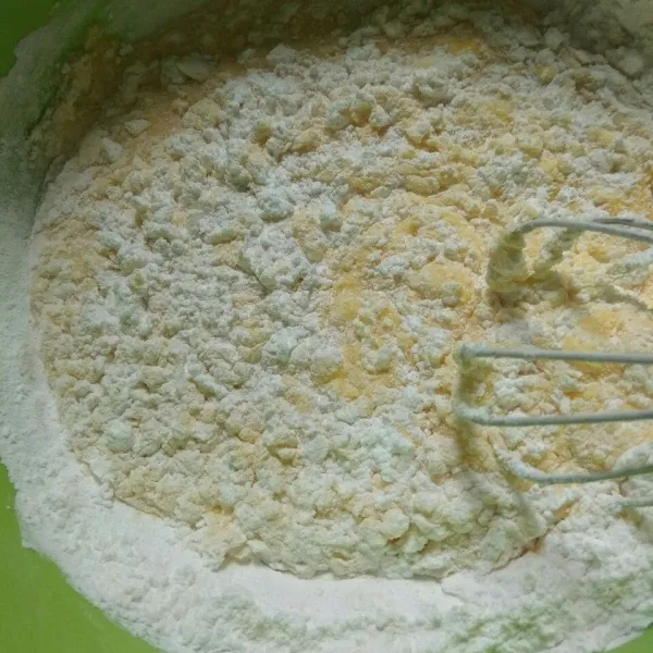 Masukkan tepung beras dan maizena sambil diayak, aduk hingga rata.