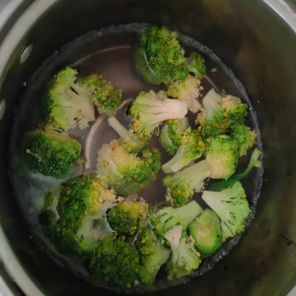 Rebus brokoli hingga berwarna hijau cerah, lalu tiriskan.
